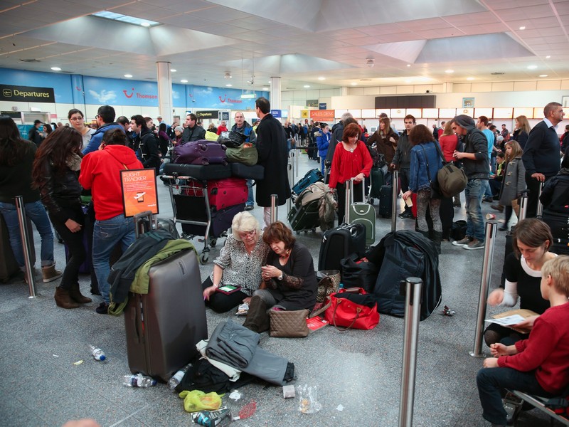 3 flight secrets - crowded airport