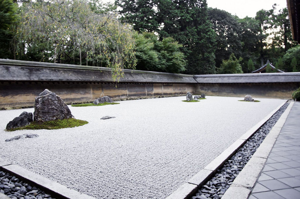 A Zen Rock Garden in Ryoanji Temple In a garden fifteen stones on white gravel Kyoto Japan, Copyright: siraanamwong / 123RF Stock Photo.