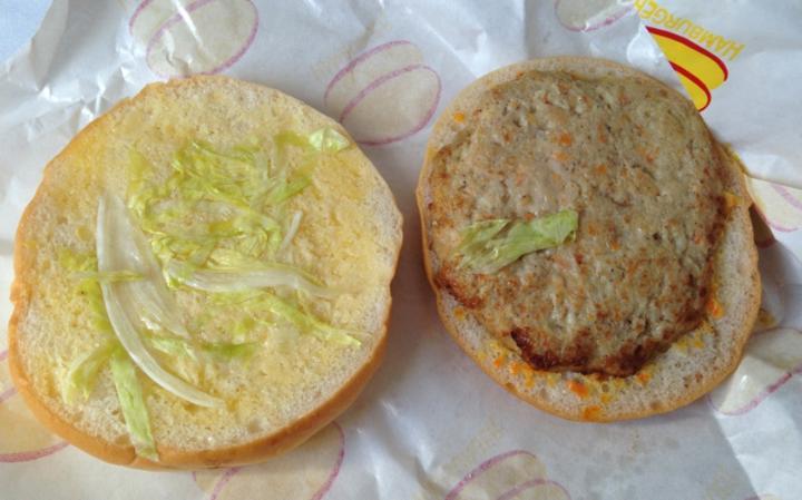 The "mysterious" hamburger served on Air Koryo. Credit: AIRLINEMEALS.NET