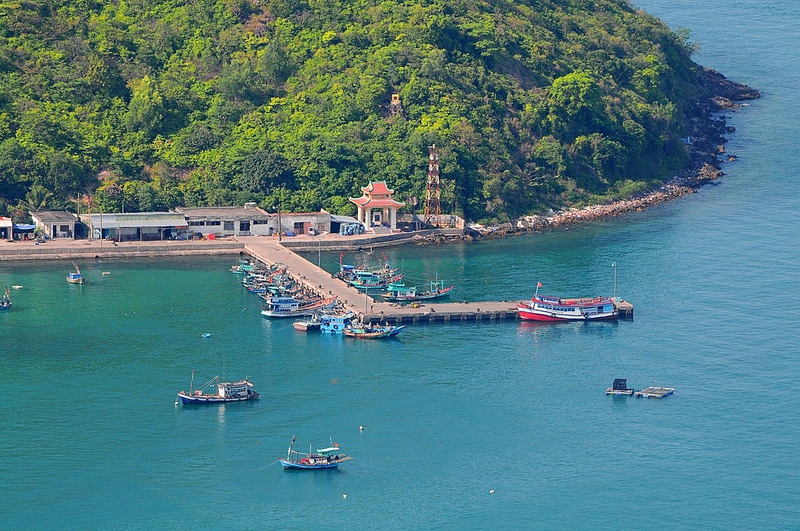 Hon Ngang has a pier with calmest waves in Nam Du so it attracts many ships, boats and fish cages. Photo: phuquocsensetravel