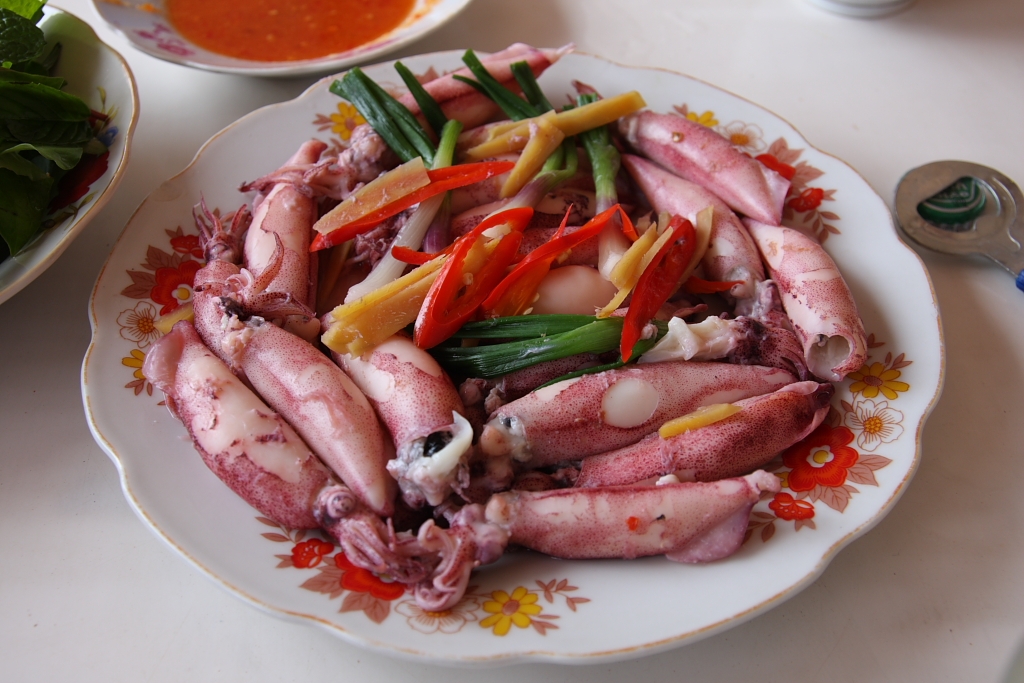 It is hard to refuse this delicious fresh steamed squid with ginger dish. Photo: daohaisan.vn