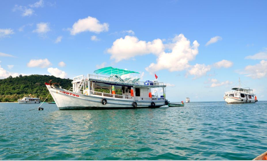 Boats are moving to small islands in the Nam Du archipelago. Photo: ifashionmate.net
