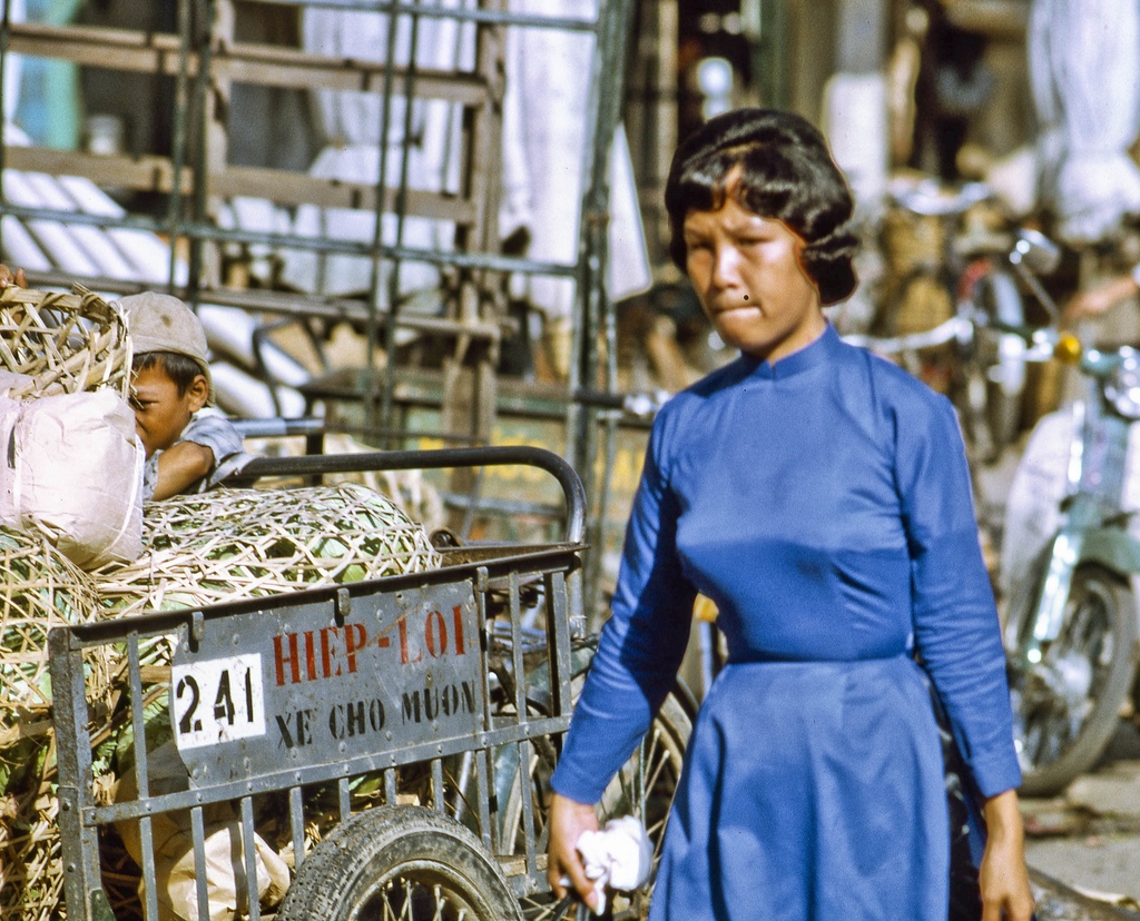 At My Tho’s downtown market in Dinh Tuong Province, Vietnam, in the year 1969. (scanned colour slide)