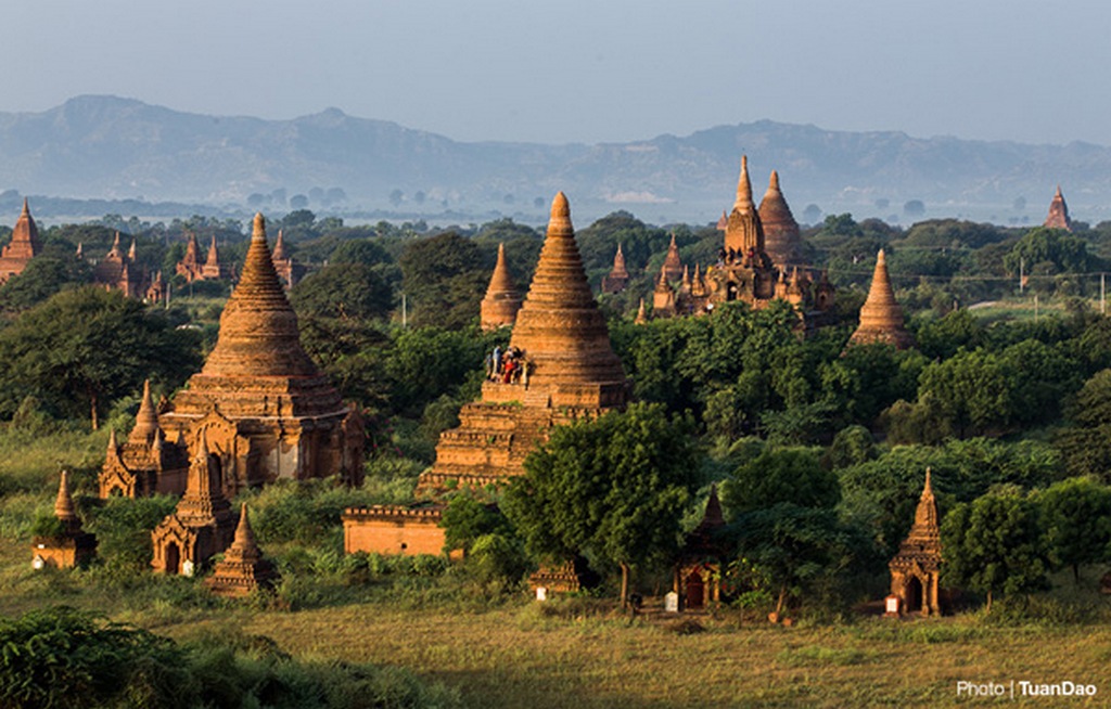 Many visitors linger to survey the beauty of the ancient capital when the sun rises_Bagan travel guide_source: Tuan Dao