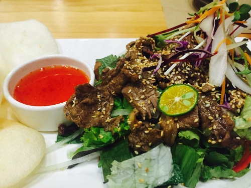 The Vietnamese salad with grilled beef dish has a nice taste to eat, a little sweet and a little sour at the same time and the meat is soft thanks to careful selection process. Photo: Thao Nghi