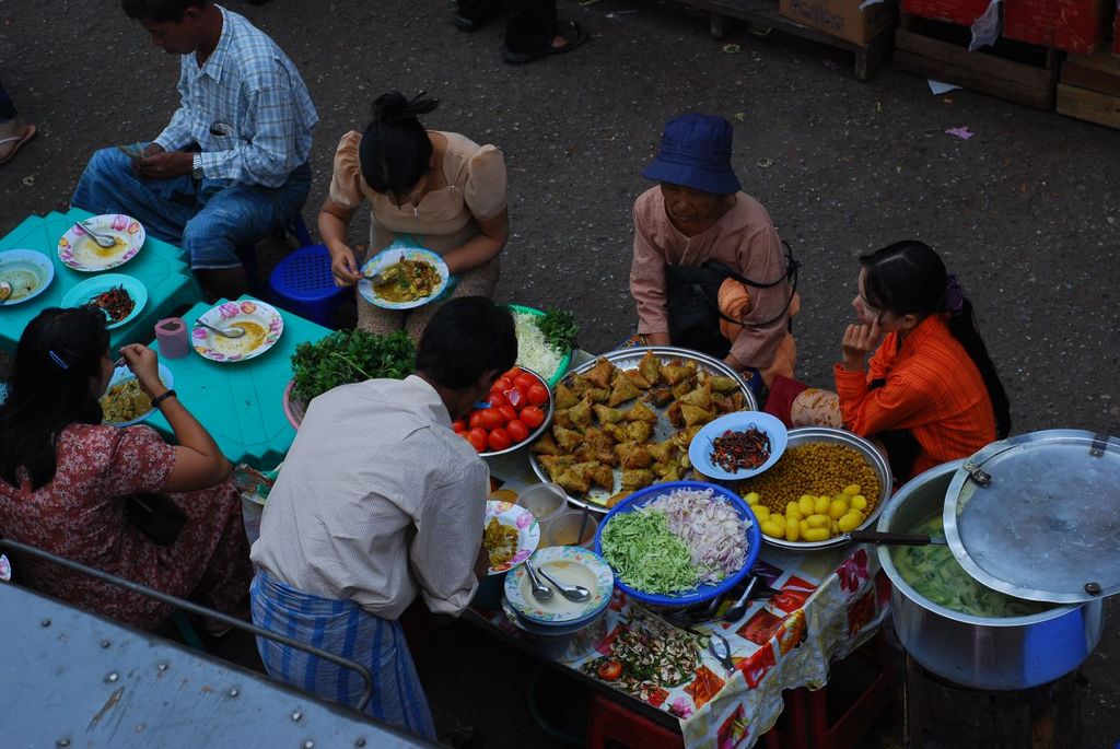Street food at Yangon market, Myanmar Photo: ivivu 