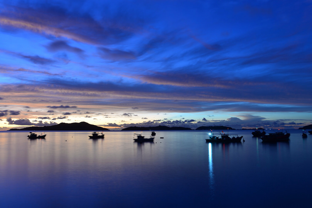 Sunrise on Nam Du Islands ( vnphoto.net )