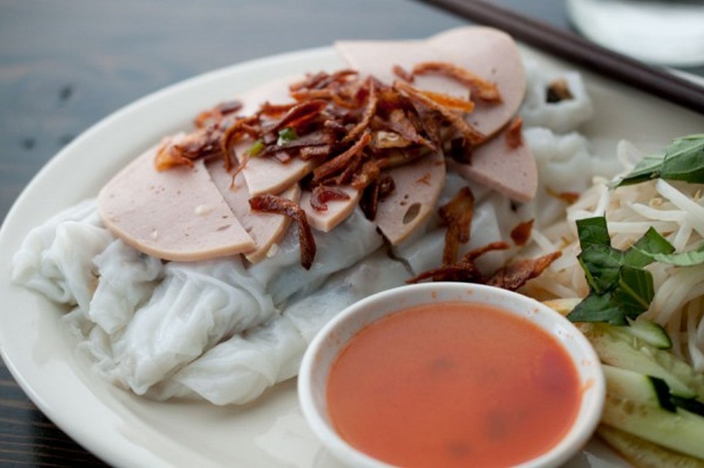 Vietnamese steamed Rice Roll (Banh cuon)