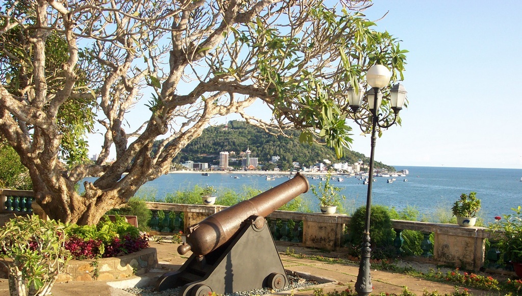 One of the cannons in Bach Dinh
