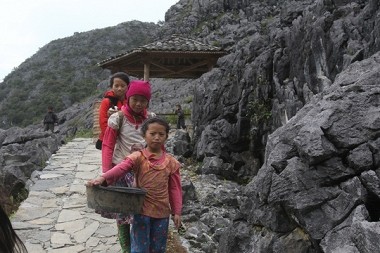 dong van unesco geopark children working