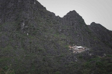 houses built on the rocks dong van