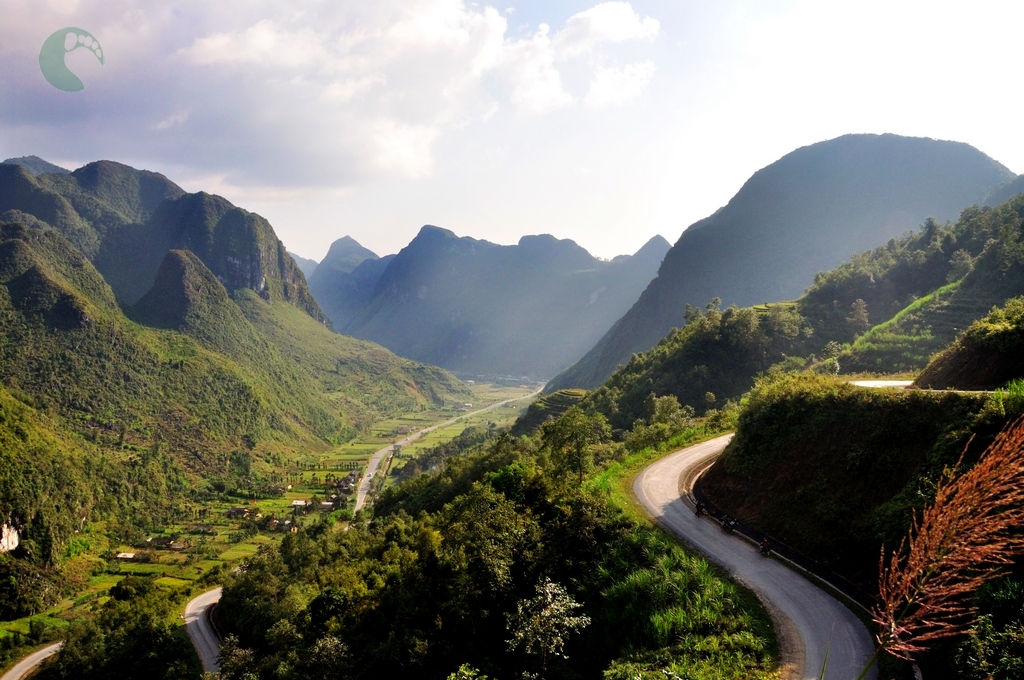 Ha Giang – the northernmost point of Vietnam – with unspoiled scenery, the blend of rock and flowers is a must-come destination in northern Vietnam