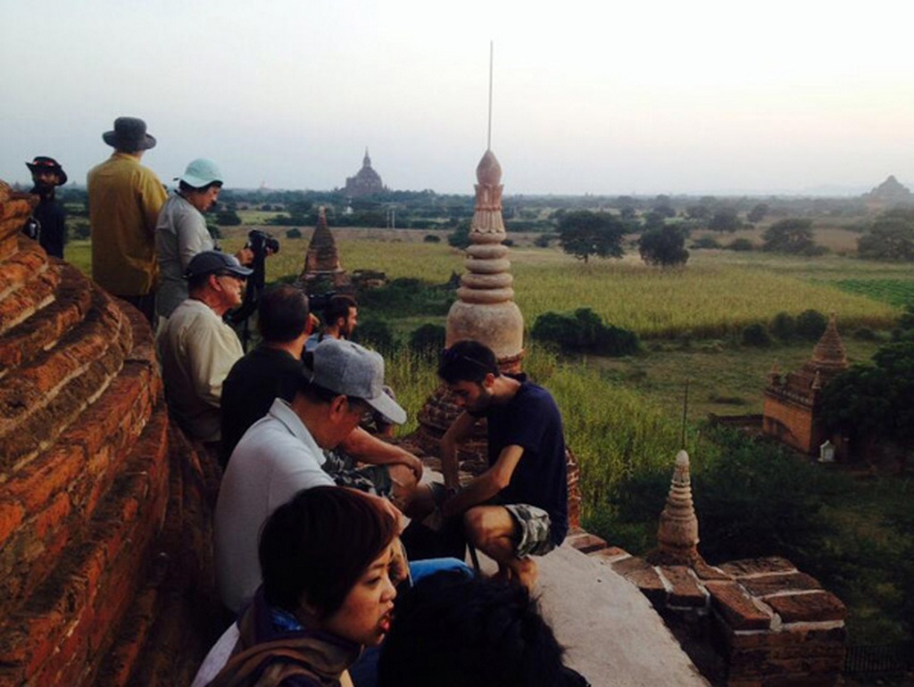 At the crack of dawn, crowds of tourists have flocked to select the best position to view the sunrise. Plentiful of photographers have a full hand ready to capture the most satisfactory images_Bagan travel guide_source: Ngoisao.net