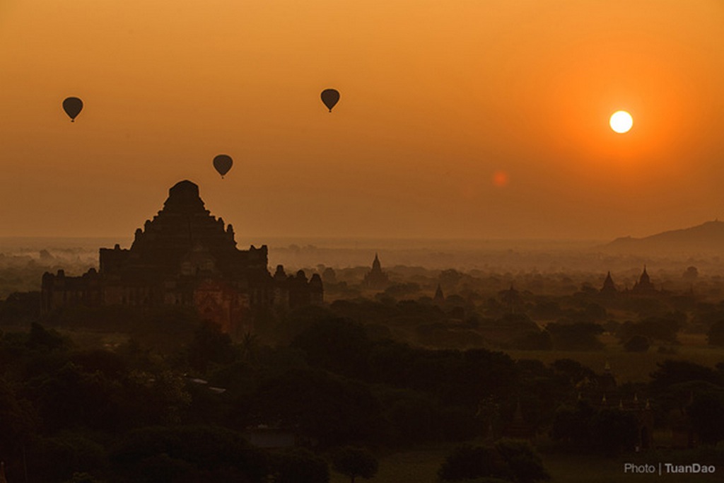 One of the moments not to be missed while in Bagan, beautiful scenery at dawn will surprise you_Bagan travel guide_source: Tuan Dao