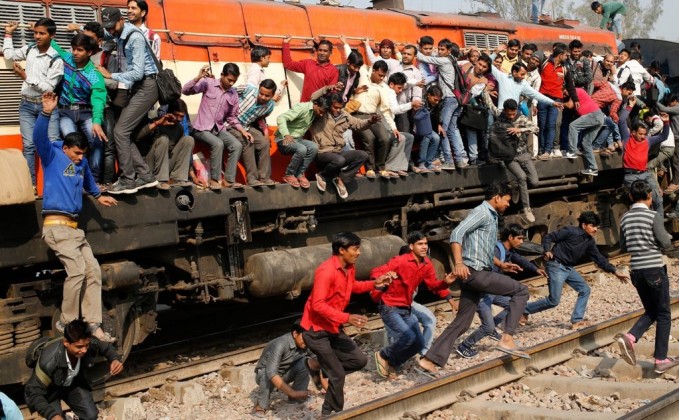 14+ incredible photos show crazy crowded train in India - Living ...