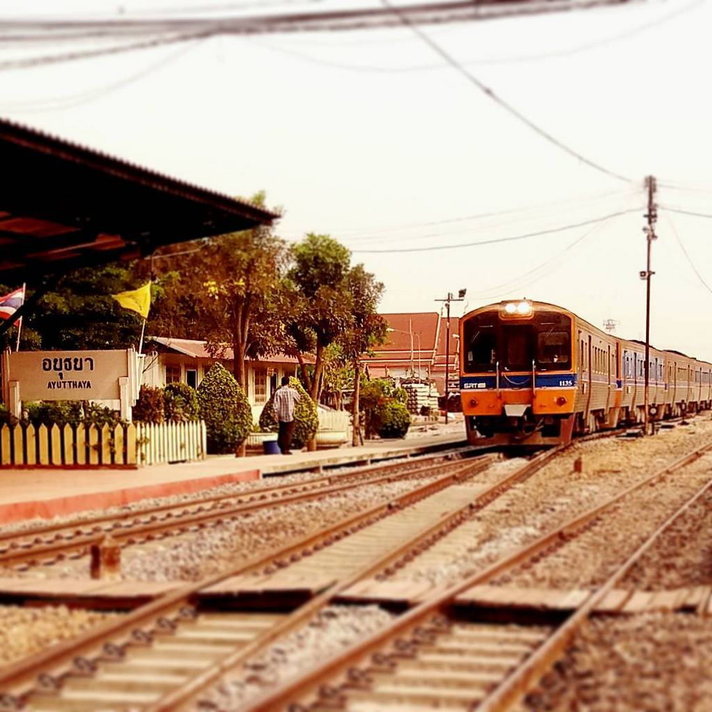 Ayutthaya train thai transportation travel tip