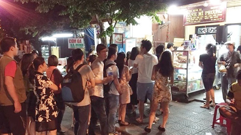 It is always crowded at the shop from very early in the morning until late at night and their customers are mostly foreigners and tourists. Photo: foody