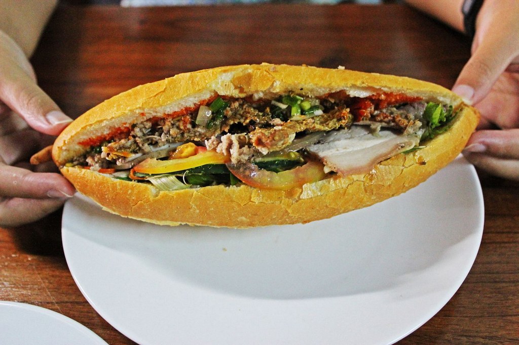 A loaf of bread is completed within just a few minutes and always eye-catching by the green of vegetables, red, pink of meat topped a bit of sauce. Photo: foodclick.vn