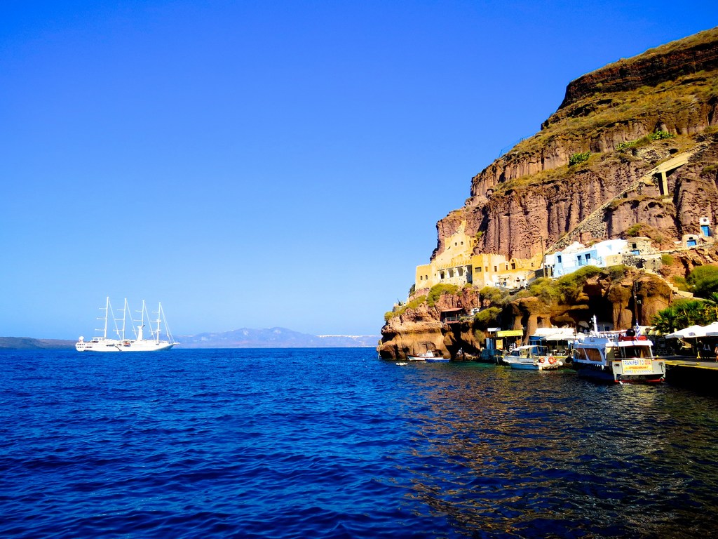 Boat ride to Nea Kameni – www.theworldasbecseesit.com