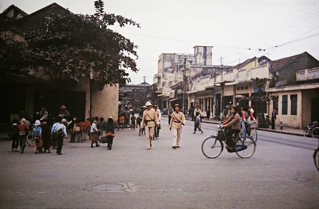 The crossroad of Hang Giay (Paper Street) and Hang Dau (Beans Street)