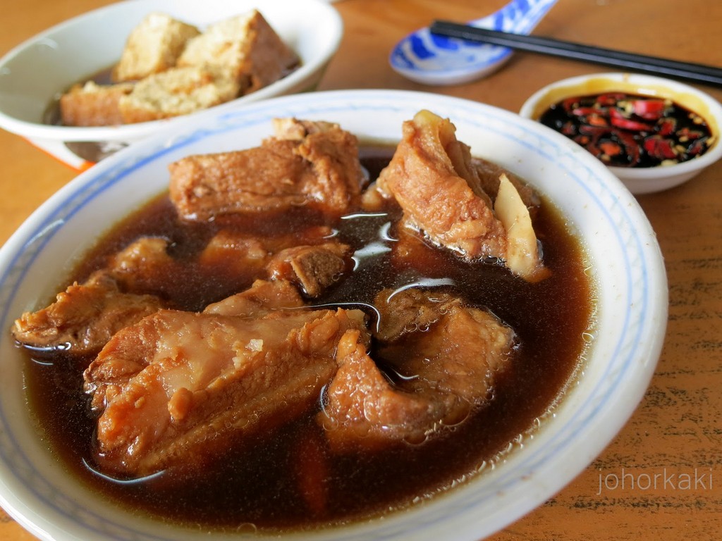 Klang Bak Kut Teh is added more herbs and spices, its broth is darker and more fragrant.