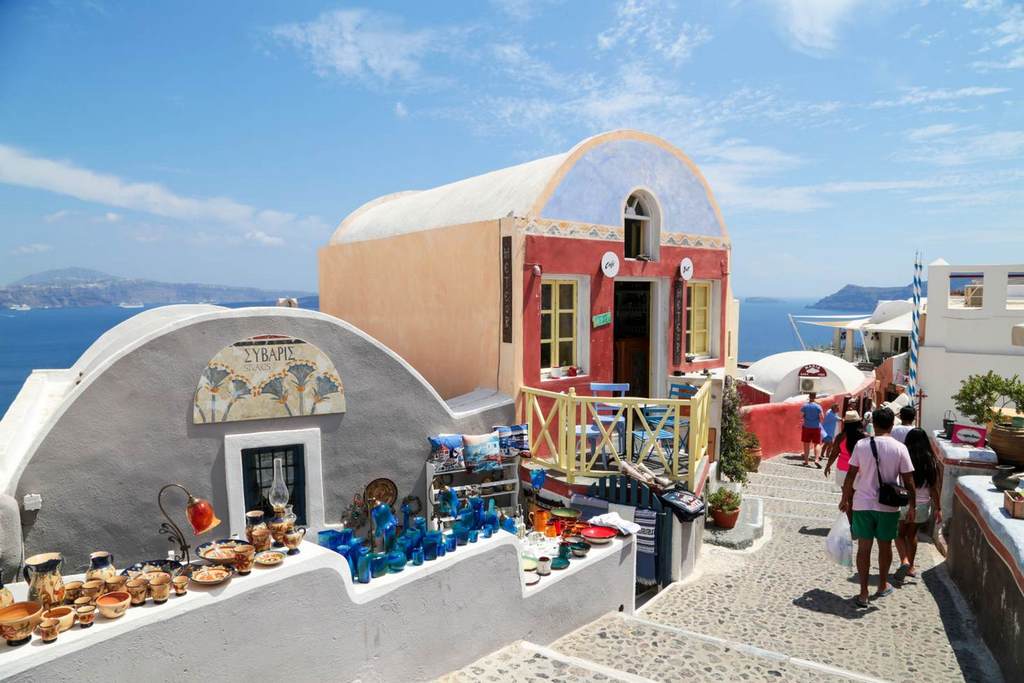 Picturesque alleys of Oia village – Image by Athanasios Gioumpasis – Getty Images