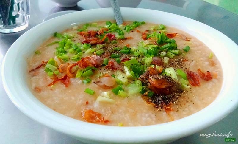 Fried onion, spring onion, and pepper make sea urchin porridge fragrant and delicious.