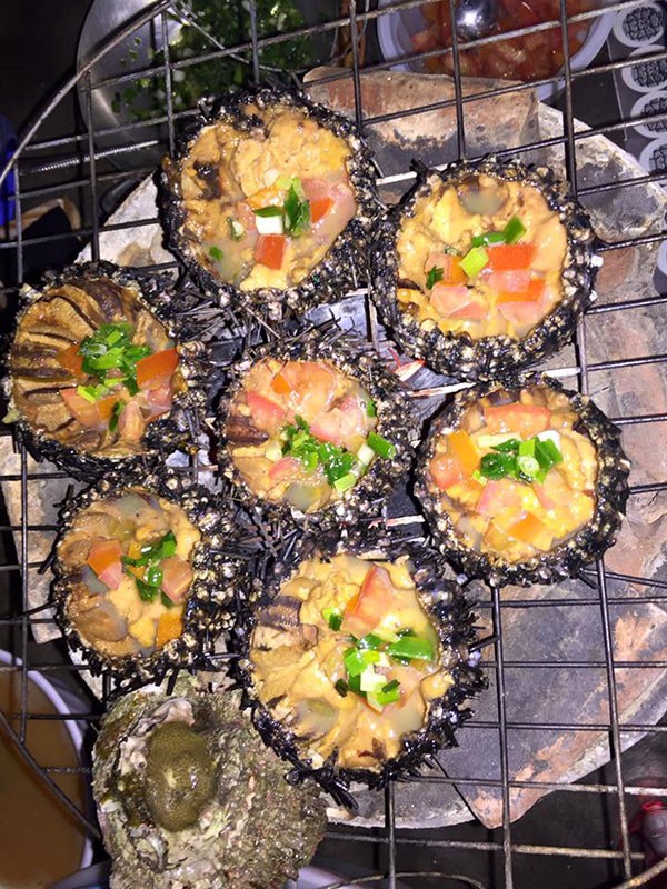 Grilled sea urchin spreads attractive aroma