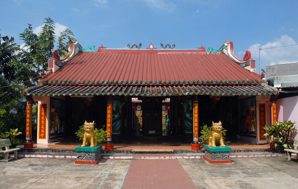 inside Tam Bao temple 1 iHa tien Vietnam destination tourist attraction travel guide
