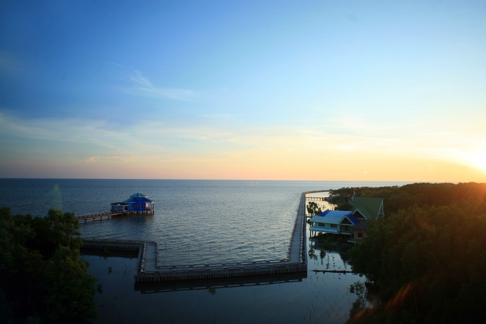 The southernmost point of Vietnam in Ca Mau is the only place in the country where you can see sunrise at the east of the sea and sunset at the west of the sea. Photo: dulichcamau.info