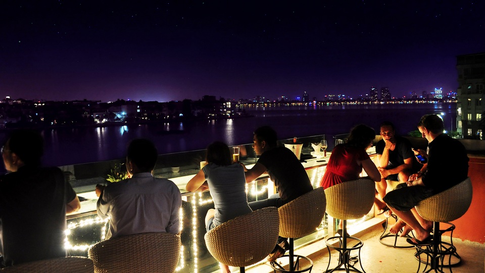 hanoi rooftop bar 2