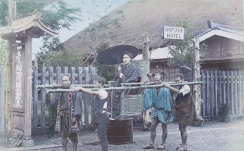 Kago Travelling Chair - Image by New York Public Library