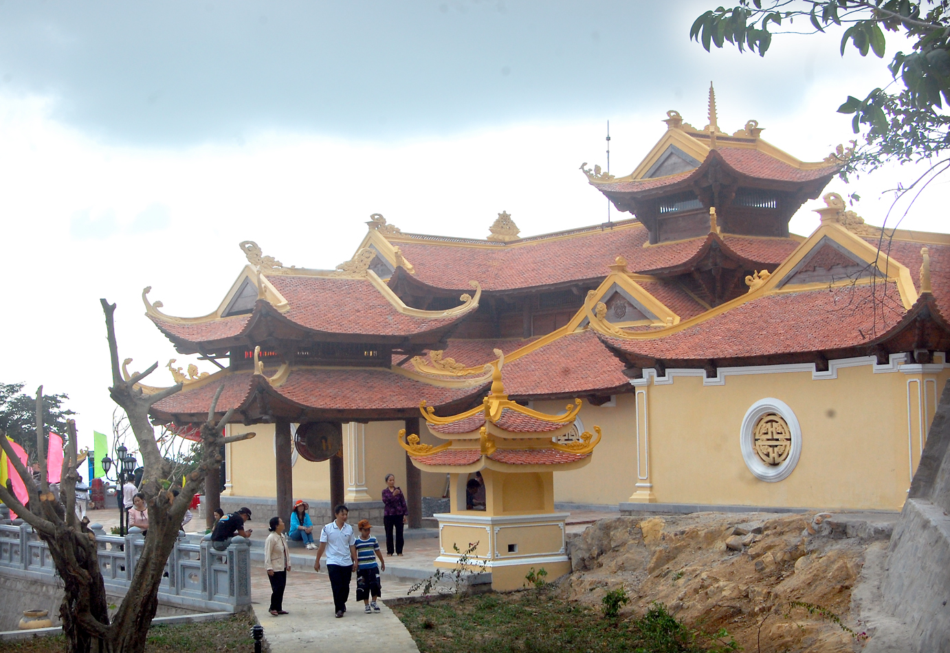 nui mot temple con dao island travel destinations 10
