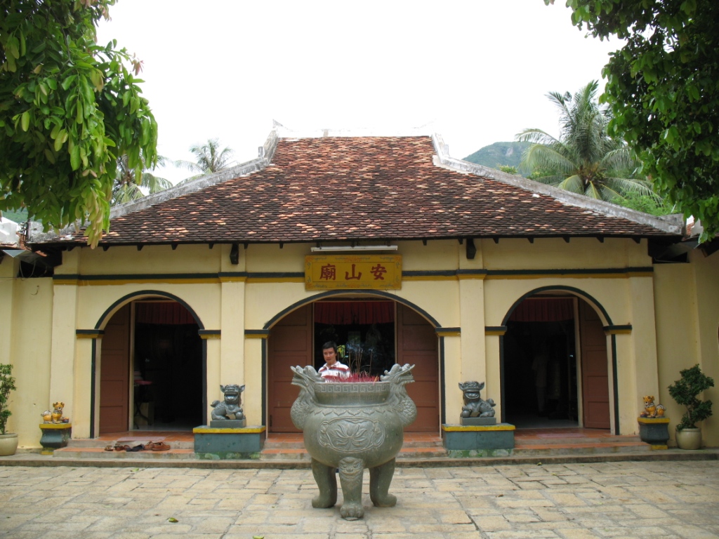 phi yen shrine con dao island travel attractions 21