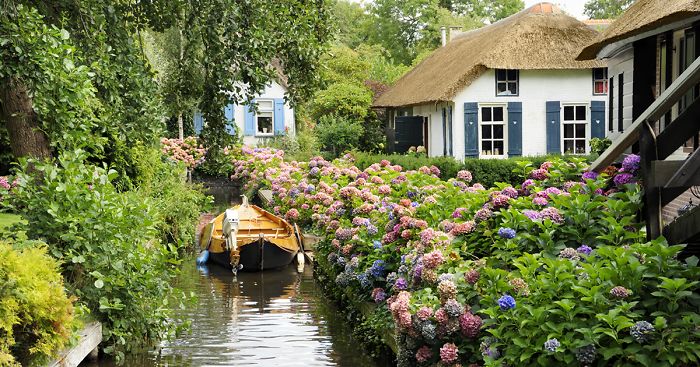 water-village-no-roads-canals-giethoorn-netherlands-photos pictures (1)