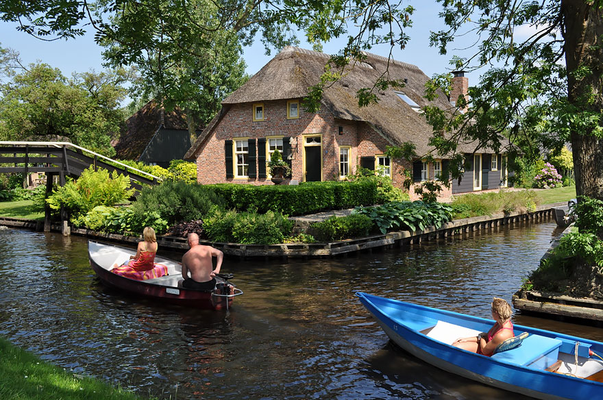 water-village-no-roads-canals-giethoorn-netherlands-photos pictures (1)
