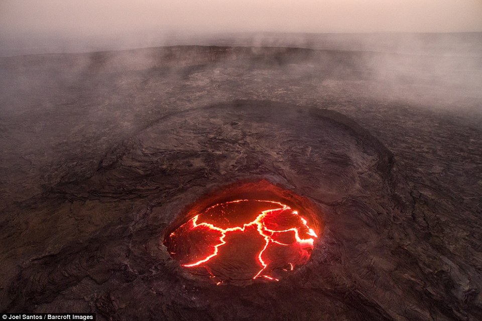 gateway of hell joel santos photographer captures rare photos of 100 year old lava lake ethiopia (1)