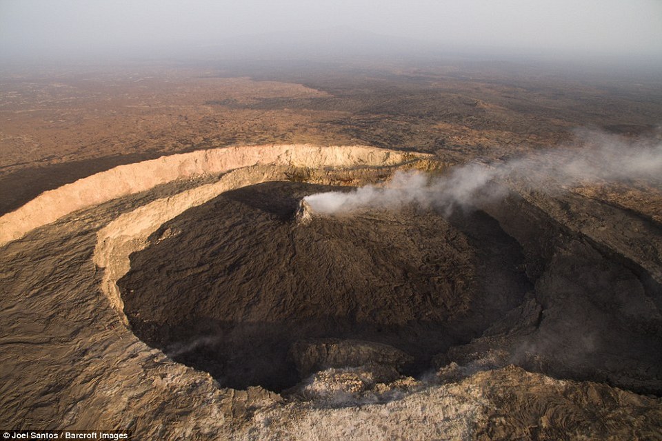 gateway of hell joel santos photographer captures rare photos of 100 year old lava lake ethiopia (1)