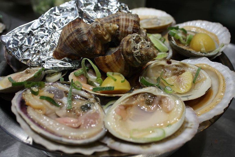 raw shell fish, street food, seoul, korea 