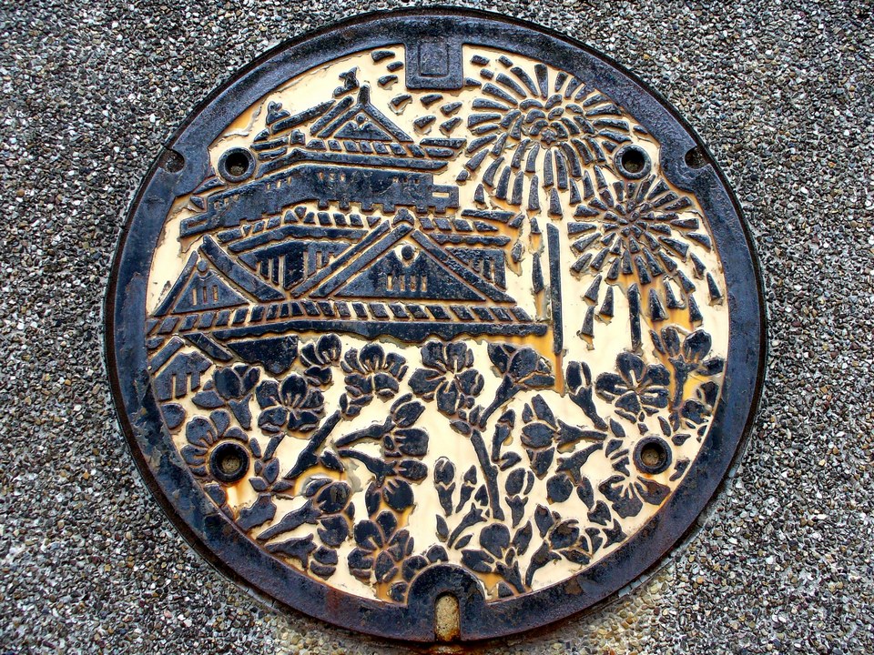 Japanese-manhole-cover-art by S.Morita photographer 