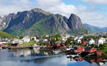10+ beautiful pictures of Norway show the beauty of villages & towns Reine village norway