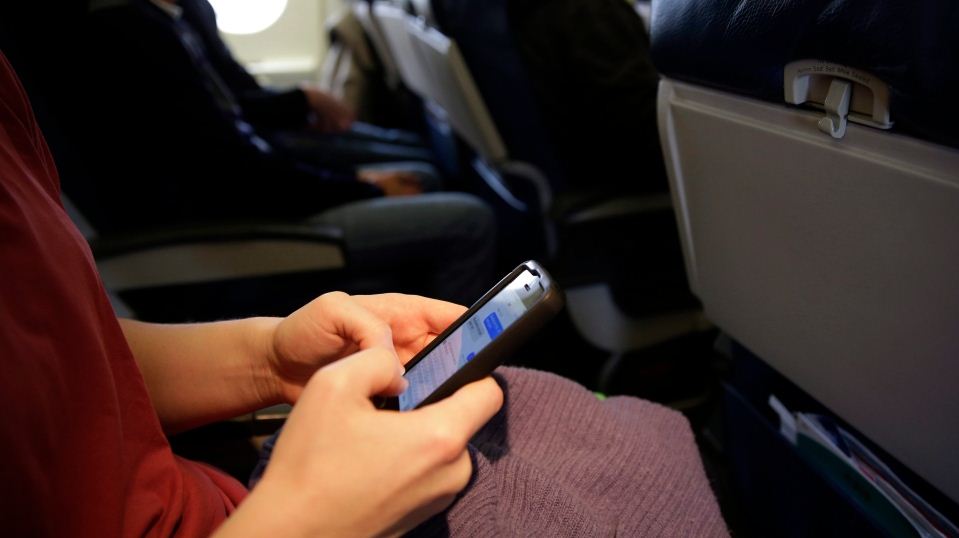 off electronic devices on plane