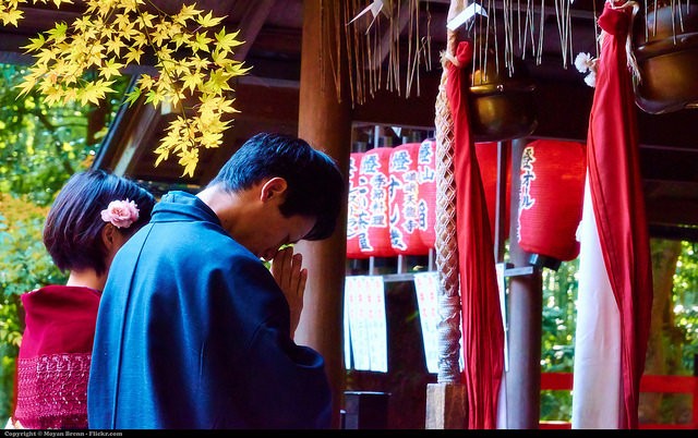 pray at shrines, Japanese shrines, Japan