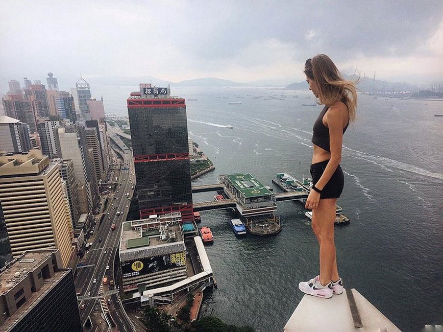 roof-climbing-girl-dangerous-selfies-angela-nikolau-russia-photos adventure (1)