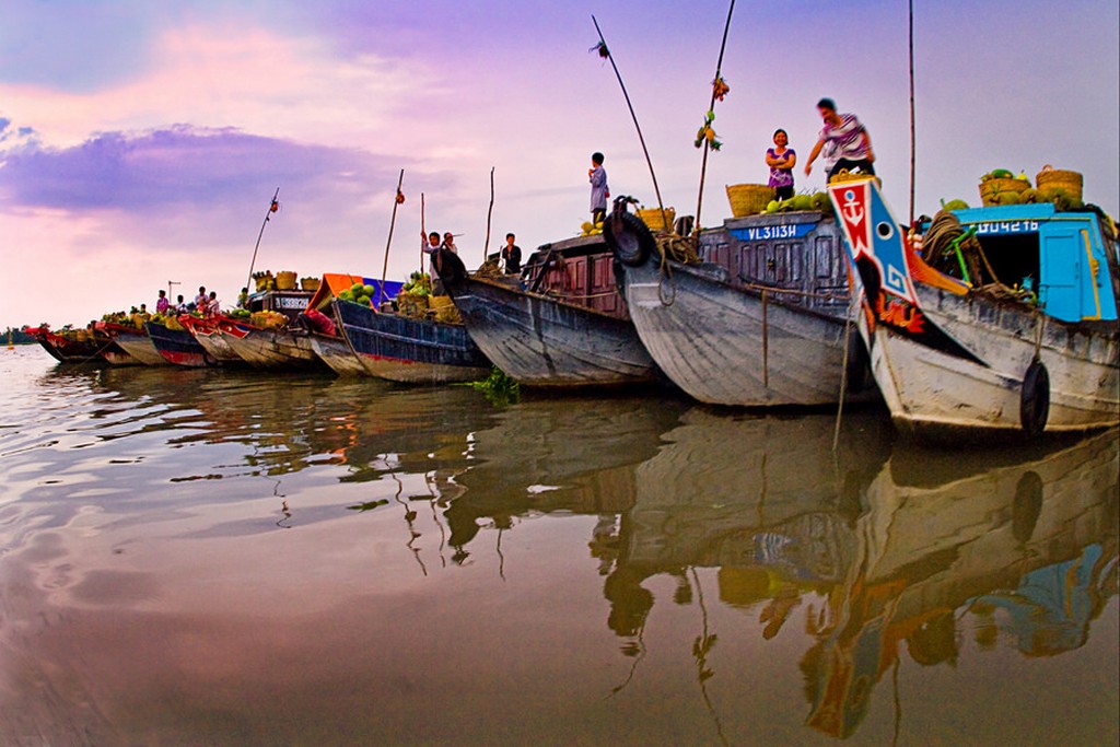 long xuyen floating market an giang vietnam attractions