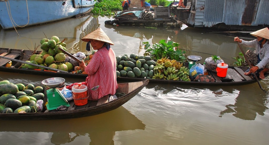 long xuyen floating market an giang vietnam attractions