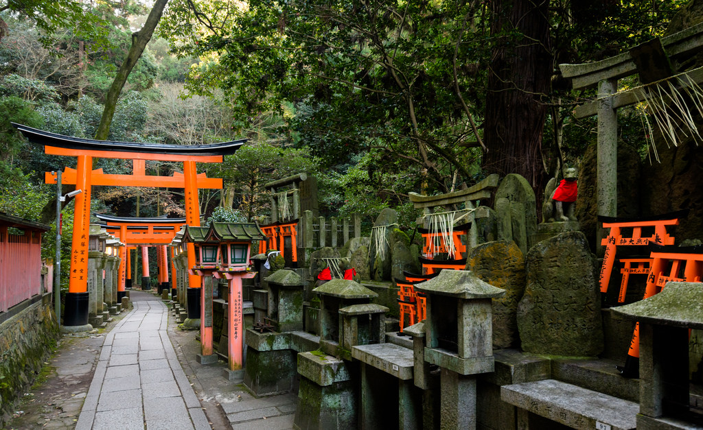 Fushimi Inari Shrine - One of the most famous shrine in Japan (9)