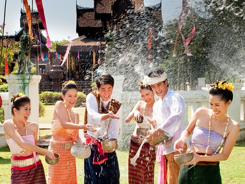 The water festival in Bunpimay-Laos-the water festivals in Southeast Asian6