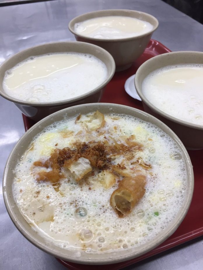 Tasting traditional Chinese soy milk breakfast in Taipei Living