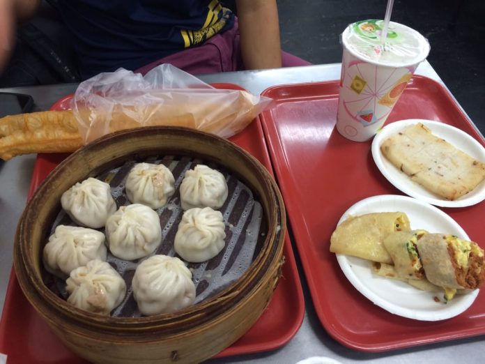 Tasting traditional Chinese soy milk breakfast in Taipei Living
